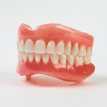 Couronne En Résine Pour Le Traitement Temporaire, Qui Sont Utilisés Dans  Les Cas Où Le Patient Doit Repartir Avec Les Dents Meulé Du Dentiste.  Ceux-ci Ont Un Rôle Protecteur Sur Les Dents
